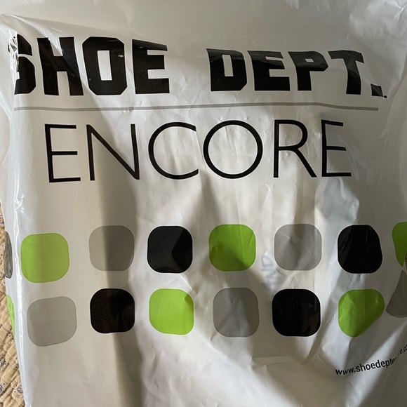 NEW! Maui Island woman summer shoe unable to wear due to left foot surgery. - Picture 3 of 3